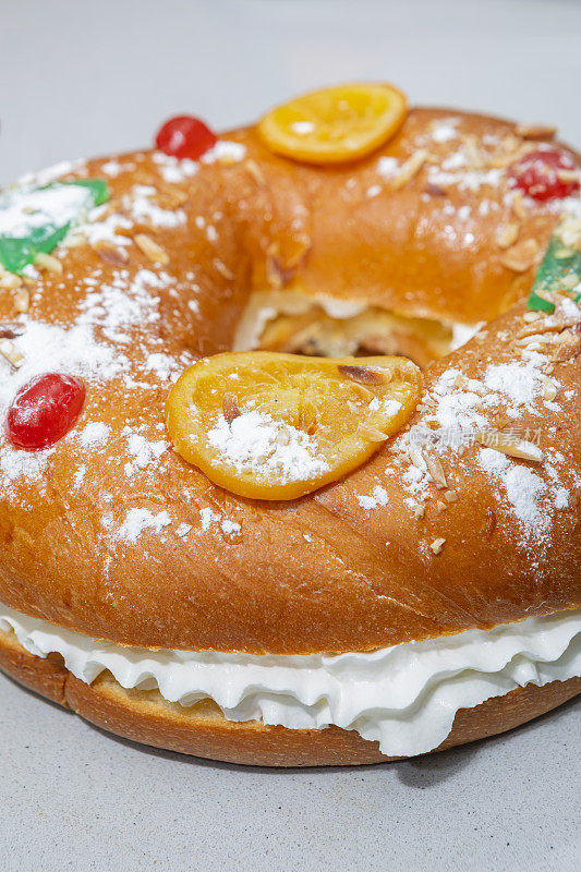 Roscon de Reyes，西班牙圣诞节的传统蛋糕，有蜜饯水果和生奶油